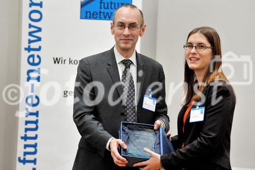 Fotodienst/Rene van Bakel - 27.11.2008 - Wien - In einem Festakt praesentierte Future Network, die Zertifizierungsstelle fuer das Certified Professional for Requirements Engineering Zertifikat (CPRE) in Oesterreich, am Donnerstag, 27. November 2008 in der Industriellenvereinigung die Top Ten der mehr als 170 Personen, die im Jahr 2008 an den Zertifizierungspruefungen als Systemanalytiker und Business Analyst teilgenommen haben. Die Preisverleihung erfolgte durch Herrn Michael Vesely (Praesident Future Network) und Herrn Dr. Peter Hruschka (Mitglied des IREB Board und Trainer bei CON.ECT Eventmanagement). FOTO: Michael Vesely (Future Network), Andrea Kling (10. Preis).