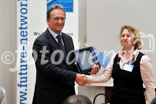 Fotodienst/Rene van Bakel - 27.11.2008 - Wien - In einem Festakt praesentierte Future Network, die Zertifizierungsstelle fuer das Certified Professional for Requirements Engineering Zertifikat (CPRE) in Oesterreich, am Donnerstag, 27. November 2008 in der Industriellenvereinigung die Top Ten der mehr als 170 Personen, die im Jahr 2008 an den Zertifizierungspruefungen als Systemanalytiker und Business Analyst teilgenommen haben. Die Preisverleihung erfolgte durch Herrn Michael Vesely (Praesident Future Network) und Herrn Dr. Peter Hruschka (Mitglied des IREB Board und Trainer bei CON.ECT Eventmanagement). FOTO: Dr. Peter Hruschka (IREB Board, Trainer bei CON.ECT), Bettina Scharnbeck (9. Preis).