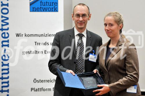 Fotodienst/Rene van Bakel - 27.11.2008 - Wien - In einem Festakt praesentierte Future Network, die Zertifizierungsstelle fuer das Certified Professional for Requirements Engineering Zertifikat (CPRE) in Oesterreich, am Donnerstag, 27. November 2008 in der Industriellenvereinigung die Top Ten der mehr als 170 Personen, die im Jahr 2008 an den Zertifizierungspruefungen als Systemanalytiker und Business Analyst teilgenommen haben. Die Preisverleihung erfolgte durch Herrn Michael Vesely (Praesident Future Network) und Herrn Dr. Peter Hruschka (Mitglied des IREB Board und Trainer bei CON.ECT Eventmanagement). FOTO: Michael Vesely (Future Network), Inge Wesel (8. Preis).