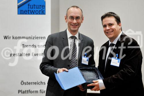 Fotodienst/Rene van Bakel - 27.11.2008 - Wien - In einem Festakt praesentierte Future Network, die Zertifizierungsstelle fuer das Certified Professional for Requirements Engineering Zertifikat (CPRE) in Oesterreich, am Donnerstag, 27. November 2008 in der Industriellenvereinigung die Top Ten der mehr als 170 Personen, die im Jahr 2008 an den Zertifizierungspruefungen als Systemanalytiker und Business Analyst teilgenommen haben. Die Preisverleihung erfolgte durch Herrn Michael Vesely (Praesident Future Network) und Herrn Dr. Peter Hruschka (Mitglied des IREB Board und Trainer bei CON.ECT Eventmanagement). FOTO: Michael Vesely (Future Network), Thomas Bucsics (6. Preis).