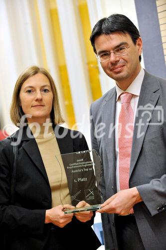 Fotodienst/Rene van Bakel - 27.11.2008 - Wien - In einem Festakt praesentierte Future Network, die Zertifizierungsstelle fuer das Certified Professional for Requirements Engineering Zertifikat (CPRE) in Oesterreich, am Donnerstag, 27. November 2008 in der Industriellenvereinigung die Top Ten der mehr als 170 Personen, die im Jahr 2008 an den Zertifizierungspruefungen als Systemanalytiker und Business Analyst teilgenommen haben. Die Preisverleihung erfolgte durch Herrn Michael Vesely (Praesident Future Network) und Herrn Dr. Peter Hruschka (Mitglied des IREB Board und Trainer bei CON.ECT Eventmanagement). FOTO: Claudia Jansa (1. Preis) mit Coach Mag. DI Wolfgang Hiermann. 