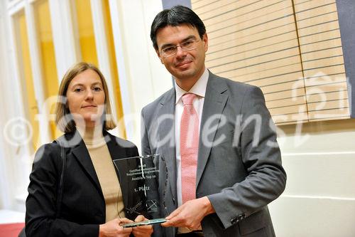 Fotodienst/Rene van Bakel - 27.11.2008 - Wien - In einem Festakt praesentierte Future Network, die Zertifizierungsstelle fuer das Certified Professional for Requirements Engineering Zertifikat (CPRE) in Oesterreich, am Donnerstag, 27. November 2008 in der Industriellenvereinigung die Top Ten der mehr als 170 Personen, die im Jahr 2008 an den Zertifizierungspruefungen als Systemanalytiker und Business Analyst teilgenommen haben. Die Preisverleihung erfolgte durch Herrn Michael Vesely (Praesident Future Network) und Herrn Dr. Peter Hruschka (Mitglied des IREB Board und Trainer bei CON.ECT Eventmanagement). FOTO: FOTO: Claudia Jansa (1. Preis) mit Coach Mag. DI Wolfgang Hiermann. 