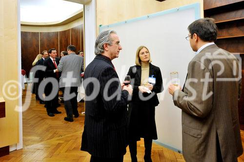 Fotodienst/Rene van Bakel - 27.11.2008 - Wien - In einem Festakt praesentierte Future Network, die Zertifizierungsstelle fuer das Certified Professional for Requirements Engineering Zertifikat (CPRE) in Oesterreich, am Donnerstag, 27. November 2008 in der Industriellenvereinigung die Top Ten der mehr als 170 Personen, die im Jahr 2008 an den Zertifizierungspruefungen als Systemanalytiker und Business Analyst teilgenommen haben. Die Preisverleihung erfolgte durch Herrn Michael Vesely (Praesident Future Network) und Herrn Dr. Peter Hruschka (Mitglied des IREB Board und Trainer bei CON.ECT Eventmanagement). FOTO: Gemuetlicher Ausklang der Preisverleihung.