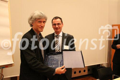 Preisverleihung Future Network Cert, im Europasaal der Industriellenvereinigung, 22.11.2010 (c) Julia Fuchs für Fotodienst. Am Foto:3. Platz Top Ten Software Architekten aus Österreich / Deutschland /
Schweiz: Dipl.-Ing. Stefan Huber, Mag. Hans Müller (Präsident Future Network
Cert)

