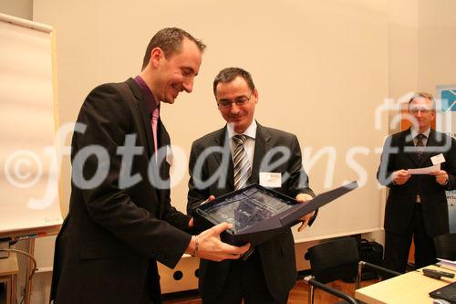 Preisverleihung Future Network Cert, im Europasaal der Industriellenvereinigung, 22.11.2010 (c) Julia Fuchs für Fotodienst. Am Foto: 5. Platz Top Ten Software Architekten aus Österreich / Deutschland /
Schweiz: Stefan Starke, Mag. Hans Müller (Präsident Future Network Cert)

