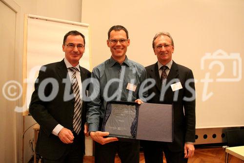 Preisverleihung Future Network Cert, im Europasaal der Industriellenvereinigung, 22.11.2010 (c) Julia Fuchs für Fotodienst. Am Foto: 1. Platz Top Ten Software Architekten aus Österreich / Deutschland /
Schweiz: Markus Färber, Mag. Hans Müller (Präsident Future Network Cert) und
Dr. Peter Hruschka (Atlantic Systems Guild)

