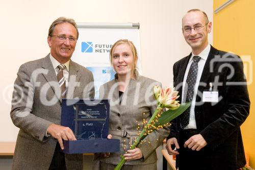 (c) fotodienst / Anna Rauchenberger - Wien, am 16.11.2009 - In einem Festakt präsentierte das Future Network, die Zertifizierungsstelle für das Certified Professional for Requirements Engineering Zertifikat (CPRE) in Österreich, am Montag, 16. November 2009 bei Kapsch CarrrierCom die Top Ten der mehr als 150 Personen, die im Jahr 2009 an den Zertifizierungsprüfungen als Systemanalytiker und Business Analysts teilgenommen haben. FOTO: Dr. Peter Hruschka, Mitglied des IREB Board und Trainer bei CON.ECT Eventmanagement (li) und Michael Vesely, Präsident Future Network (re) überreichen den 4. Preis an Dipl. Ing. Susanne Aberham
