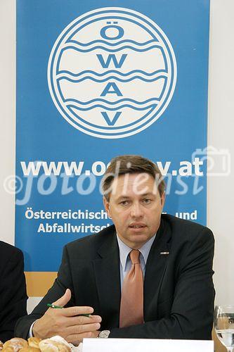 (C) fotodienst/Anna Rauchenberger - Wien 11.05.2006 - Der ÖWAV hat ein Politik-Memorandum 2006 erarbeitet, das die Anliegen der österreichischen Wasser- und Abfallwirtschaft an die europäische und nationale Politik formuliert. FOTO: GD Dr. Reinhard Platzer (Vizepräsident des ÖWAV, Bereich Recht & Wirtschaft, Kommunalkredit Austria AG, Wien).