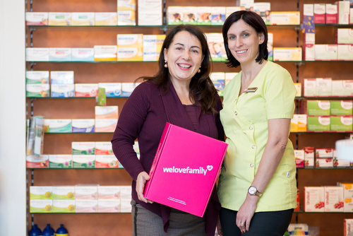 Die erfahrene Apothekerin Mag. Barbara Strobl, der Apotheke im Kräutergarten im Apo-Med-Center in Perchtoldsdorf bei Wien, wird ab sofort als Fachautorin für Sylvia Sima und ihre große Online-Familienplattform welovefamily.at schreiben. Im Bild: Apothekerin Mag. Barbara Strobl