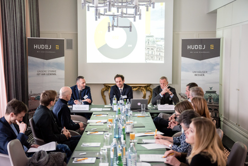 Rekorde am österreichischen Zinshausmarkt und bei Hudej Zinshausmakler. Die Geschäftsführer Gerhard Hudej, Roman Streicher und Andreas G. Gressenbauer präsentieren die aktuellen Trends und Aussichten zum österreichischen Zinshausmarkt. 