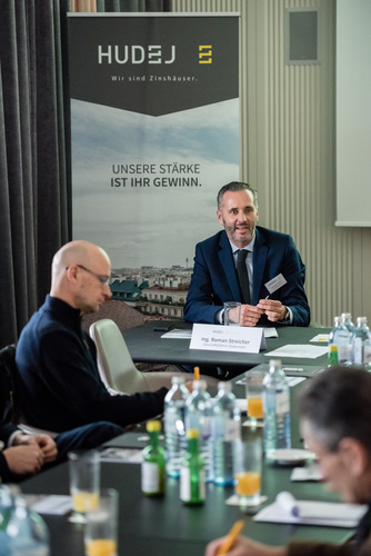 Rekorde am österreichischen Zinshausmarkt und bei Hudej Zinshausmakler. Die Geschäftsführer Gerhard Hudej, Roman Streicher und Andreas G. Gressenbauer präsentieren die aktuellen Trends und Aussichten zum österreichischen Zinshausmarkt. 