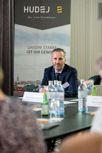 Rekorde am österreichischen Zinshausmarkt und bei Hudej Zinshausmakler. Die Geschäftsführer Gerhard Hudej, Roman Streicher und Andreas G. Gressenbauer präsentieren die aktuellen Trends und Aussichten zum österreichischen Zinshausmarkt. 