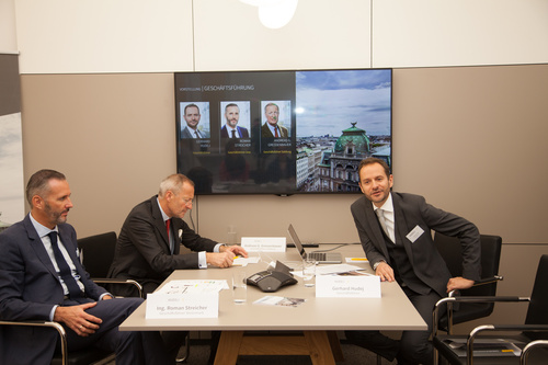 Der österreichische Zinshausmarkt ist in Bewegung - wo die Reise hingeht, hat Marktspezialist Hudej Zinshausmakler analysiert und die Ergebnisse in Wien vorgestellt. Im Bild: v.l.n.r. Ing. Roman Streicher, GF Hudej Zinshausmakler Steiermark, Andreas G. Gressenbauer, GF Hudej Zinshausmakler Salzburg und Gerhard Hudej, GF Hudej Zinshausmakler GmbH