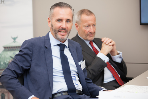 Der österreichische Zinshausmarkt ist in Bewegung - wo die Reise hingeht, hat Marktspezialist Hudej Zinshausmakler analysiert und die Ergebnisse in Wien vorgestellt. Im Bild: v.l.n.r. Ing. Roman Streicher, GF Hudej Zinshausmakler Steiermark und Andreas G. Gressenbauer, GF Hudej Zinshausmakler Salzburg 