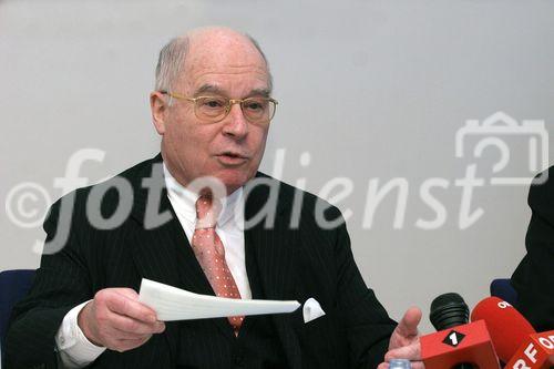 (C) fotodienst/Anna Rauchenberger - Wien 15.03.2006 - Seit 15. März gibt es den aktuellen Jahresbericht der E-Control, der einen Überblick über die wichtigsten Schwerpunkttätigkeiten im abgelaufenen Jahr 2005 ermöglicht. FOTO: o. Univ. Prof. DDr. Walter Barfuß (Vorsitzender des Aufsichtsrats der Energie-Control GmbH, Generaldirektor für Wettbewerb/Bundeswettbewerbsbehörde).