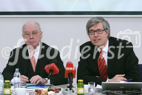 (C) fotodienst/Anna Rauchenberger - Wien 15.03.2006 - Seit 15. März gibt es den aktuellen Jahresbericht der E-Control, der einen Überblick über die wichtigsten Schwerpunkttätigkeiten im abgelaufenen Jahr 2005 ermöglicht. FOTO v.l.: o. Univ. Prof. DDr. Walter Barfuß (Vorsitzender des Aufsichtsrats der Energie-Control GmbH, Generaldirektor für Wettbewerb/Bundeswettbewerbsbehörde) und DI Walter Boltz (GF Energie-Control GmbH).