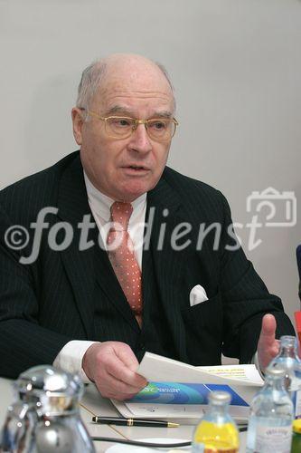 (C) fotodienst/Anna Rauchenberger - Wien 15.03.2006 - Seit 15. März gibt es den aktuellen Jahresbericht der E-Control, der einen Überblick über die wichtigsten Schwerpunkttätigkeiten im abgelaufenen Jahr 2005 ermöglicht. FOTO: o. Univ. Prof. DDr. Walter Barfuß (Vorsitzender des Aufsichtsrats der Energie-Control GmbH, Generaldirektor für Wettbewerb/Bundeswettbewerbsbehörde).