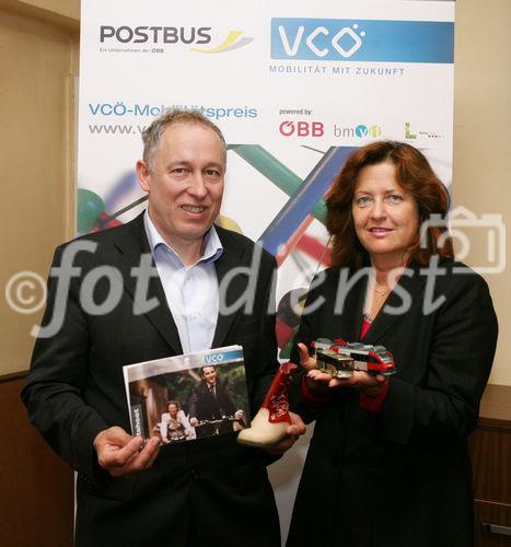 (C) fotodienst/Anna Rauchenberger - Wien, 13.03.2009 - Die Mobilität von Österreichs Bevölkerung wird vielfältiger, wie eine aktuelle VCÖ (Verkehrs Club Österreich) Untersuchung zeigt. Der VCÖ betont, dass die Schnittstellen zwischen den Verkehrsmitteln noch deutlich zu verbessern sind. Der VCÖ hat bei der heutigen Pressekonferenz den Startschuss für den Mobilitätspreis 2009 gegeben. FOTO v.l.: Dr. Willi Nowak, VCÖ-Geschäftsführer, Gabriele Lutter, Sprecherin des Vorstandes der ÖBB-Personenverkehr AG.