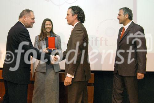 (C)fotodienst/Mag. Daniel Katzinger - Wien 17.11.2006
Das Komitee der bedeutendsten internationalen Tourismusfilm-Festivals CIFFT prämiert heuer zum 18. Mal den weltbesten Tourismusfilm des Jahres 2006.
Foto v.l.: Dr. Josef Schütz, Fr. Daniela Friedrich (PR-Managerin der TUI AG), Hr. Willem Hornsveld (Senior Manager Brand Communication, TUI AG),  Präs. Bgm Matthias Krenn