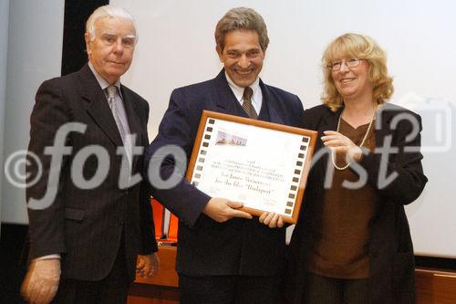 (C)fotodienst/Mag. Daniel Katzinger - Wien 17.11.2006
Das Komitee der bedeutendsten internationalen Tourismusfilm-Festivals CIFFT prämiert heuer zum 18. Mal den weltbesten Tourismusfilm des Jahres 2006.
Foto v.l.: Hr. Antonio Conte (Ehrenpräsident des Tourfilm Festivals in Plock, Polen), Dr. Janos Erdei (Direktor des ungarischen Tourismusamtes in Wien), Fr. Ewa Kotus (General Direktorin des Tourfilm Festivals in Plock)