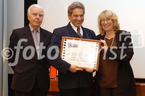 (C)fotodienst/Mag. Daniel Katzinger - Wien 17.11.2006
Das Komitee der bedeutendsten internationalen Tourismusfilm-Festivals CIFFT prämiert heuer zum 18. Mal den weltbesten Tourismusfilm des Jahres 2006.
Foto v.l.: Hr. Antonio Conte (Ehrenpräsident des Tourfilm Festivals in Plock, Polen), Dr. Janos Erdei (Direktor des ungarischen Tourismusamtes in Wien), Fr. Ewa Kotus (General Direktorin des Tourfilm Festivals in Plock)