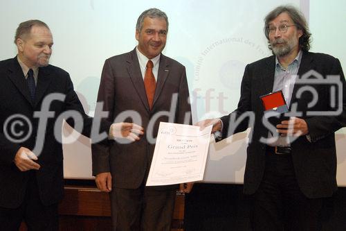 (C)fotodienst/Mag. Daniel Katzinger - Wien 17.11.2006
Das Komitee der bedeutendsten internationalen Tourismusfilm-Festivals CIFFT prämiert heuer zum 18. Mal den weltbesten Tourismusfilm des Jahres 2006.
Foto v.l.: Dr. Josef Schütz, Präs. Bgm. Matthias Krenn, Mag. Georg Riha (Brains and Pictures)