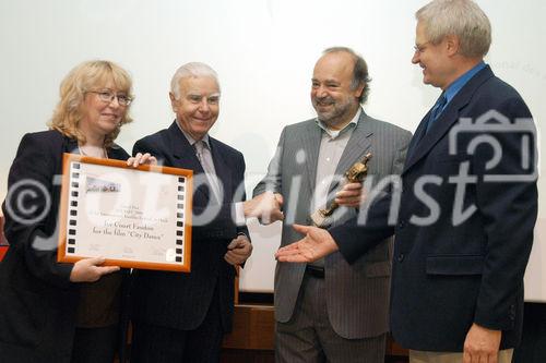 (C)fotodienst/Mag. Daniel Katzinger - Wien 17.11.2006
Das Komitee der bedeutendsten internationalen Tourismusfilm-Festivals CIFFT prämiert heuer zum 18. Mal den weltbesten Tourismusfilm des Jahres 2006.
Foto v.l.: Fr. Ewa Kotus (General Direktorin des Tourfilm Festivals in Plock), Hr. Antonio Conte (Ehrenpräsident des Tourfilm Festivals in Plock, Polen), Hr. Curt Faudon (Filmproduzent v. City Dance Film), Dr. Dietmar Jungreithmair (Brand Management, ÖW)