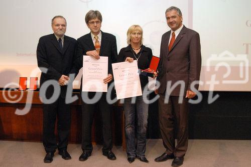 (C)fotodienst/Mag. Daniel Katzinger - Wien 17.11.2006
Das Komitee der bedeutendsten internationalen Tourismusfilm-Festivals CIFFT prämiert heuer zum 18. Mal den weltbesten Tourismusfilm des Jahres 2006.
Foto v.l.: Dr. Josef Schütz, Direktor Jan Ciglenecki (GF vom slowenischen Tourismusamt), Fr. Jasna Hribernik (Regisseurin - VPK Filmproduktion.), Präs. Bgm. Matthias Krenn