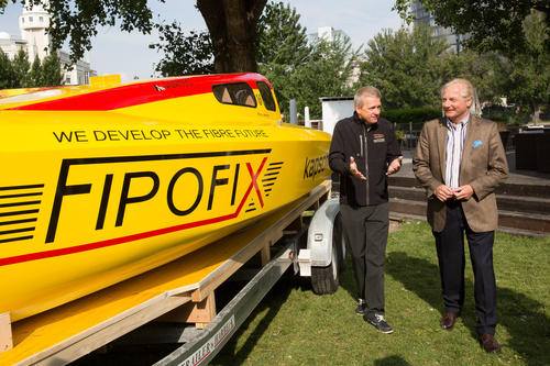  (c) fotodienst/Anna Rauchenberger - Wien, am  24.05.2013 - Kapsch investiert in die Entwicklung eines neuen Verlegeverfahrens für Hochleistungsfasern zur Herstellung von Halbzeugen und Gelegen für Kompositwerkstoffe. Gemeinsam mit der Yacht Construction Consulting wurde die Firma Fipofix GmbH gegründet, an der Kapsch zu 80 Prozent beteiligt ist. FOTO v.l. Norbert Sedlacek, Extremsegler, Dr. Kari Kapsch, COO Kapsch Group, CEO Kapsch CarrierCom: