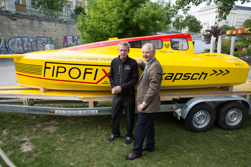 (c) fotodienst/Anna Rauchenberger - Wien, am  24.05.2013 - Kapsch investiert in die Entwicklung eines neuen Verlegeverfahrens für Hochleistungsfasern zur Herstellung von Halbzeugen und Gelegen für Kompositwerkstoffe. Gemeinsam mit der Yacht Construction Consulting wurde die Firma Fipofix GmbH gegründet, an der Kapsch zu 80 Prozent beteiligt ist. FOTO v.l. Norbert Sedlacek, Extremsegler, Dr. Kari Kapsch, COO Kapsch Group, CEO Kapsch CarrierCom: