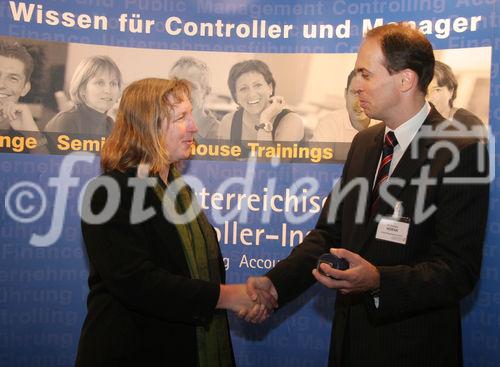 (C) Fotodienst/Anna Rauchenberger - 17.10.2007 - Wien - 14. Österreichischen NPO-Kongress: Der Mensch als Mittel(punkt)?. FOTO: Absolventin eines ÖCI-Lehrgangs, Lehrgangsleitung.