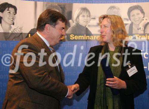 (C) Fotodienst/Anna Rauchenberger - 17.10.2007 - Wien - 14. Österreichischen NPO-Kongress: Der Mensch als Mittel(punkt)?. FOTO: Absolventin eines ÖCI-Lehrgangs, Lehrgangsleitung.