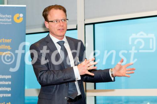 (c) fotodienst / Anna Rauchenberger - Wien, am 06.04.2011 - Das Österreichische Controller-Institut (ÖCI) präsentiert ein neues Mitglied. Am 6. April 2011 lud das ÖCI zum jährlichen Welcome-Event ins TechGate ein und stellte der Controlling-Community Zizala Lichtsysteme als neues Mitglied vor. FOTO: Mag. Horst Habermann, Leitung Controlling, Zizala Lichtsysteme GmbH