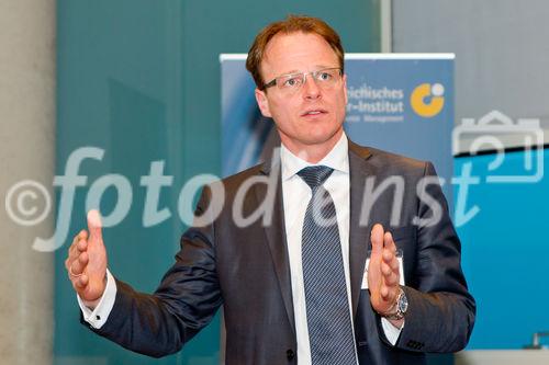 (c) fotodienst / Anna Rauchenberger - Wien, am 06.04.2011 - Das Österreichische Controller-Institut (ÖCI) präsentiert ein neues Mitglied. Am 6. April 2011 lud das ÖCI zum jährlichen Welcome-Event ins TechGate ein und stellte der Controlling-Community Zizala Lichtsysteme als neues Mitglied vor. FOTO: Mag. Horst Habermann, Leitung Controlling, Zizala Lichtsysteme GmbH