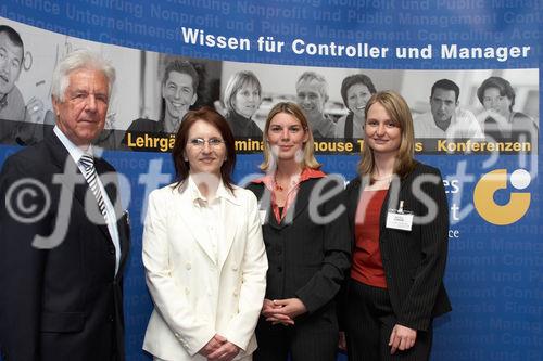 (C) fotodienst/Gudrun Krieger - Wien 24.04.2007  - Jahrestreffen des ÖCI-Absolventenclubs:  o. Univ.-Prof. Dr. Rolf Eschenbach überreicht das Diplom einer Absolventin