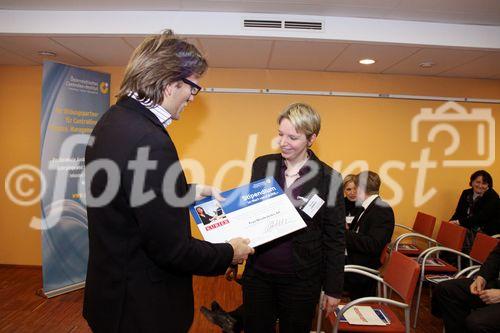 ÖCI Karriere Forum 2011, Österreichisches Controller Institut, 1.2.2011, am Bild: FH-Prof. Dr. Christian Kreuzer verleiht das Kurier Stipendium an Jennifer Bendele