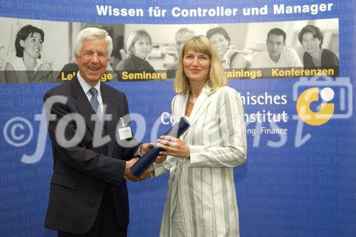 Vergabe der Diplome beim diesjährigen Absolvententreffen des Österreichischen Controller - Instituts . Foto: Univ.-Prof. Dr. Rolf Eschenbach (Geschäftsführer und wissenschaftlicher Leiter ÖCI), Ernestine Stöger                               