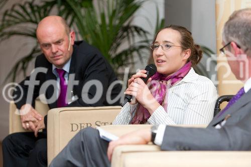 (c) fotodienst / Anna Rauchenberger - Wien, am 13.10.2010 - Der zweitägige österreichische NPO-Kongress begann am 13. Oktober im Tagungszentrum des Schlosses Schönbrunn. Zum Ausklang des ersten Kongress-Tages sind mehr als 50 Controllerdiplome an Absolventen verliehen worden, Karin Bauer, Redakteurin des Standards, moderierte ein Podiumsgespräch zum Thema 'Mut braucht jeder'.