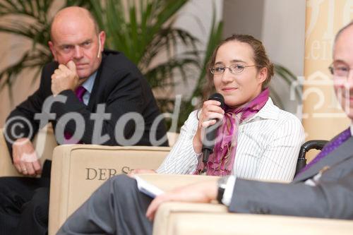 (c) fotodienst / Anna Rauchenberger - Wien, am 13.10.2010 - Der zweitägige österreichische NPO-Kongress begann am 13. Oktober im Tagungszentrum des Schlosses Schönbrunn. Zum Ausklang des ersten Kongress-Tages sind mehr als 50 Controllerdiplome an Absolventen verliehen worden, Karin Bauer, Redakteurin des Standards, moderierte ein Podiumsgespräch zum Thema 'Mut braucht jeder'.