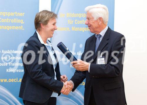 (c) fotodienst / Anna Rauchenberger - Wien, am 13.10.2010 - Der zweitägige österreichische NPO-Kongress begann am 13. Oktober im Tagungszentrum des Schlosses Schönbrunn. Zum Ausklang des ersten Kongress-Tages sind mehr als 50 Controllerdiplome an Absolventen verliehen worden, Karin Bauer, Redakteurin des Standards, moderierte ein Podiumsgespräch zum Thema 'Mut braucht jeder'.