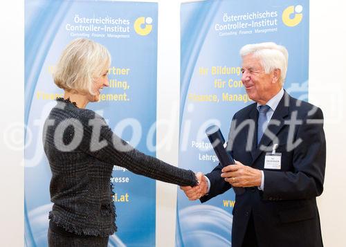 (c) fotodienst / Anna Rauchenberger - Wien, am 13.10.2010 - Der zweitägige österreichische NPO-Kongress begann am 13. Oktober im Tagungszentrum des Schlosses Schönbrunn. Zum Ausklang des ersten Kongress-Tages sind mehr als 50 Controllerdiplome an Absolventen verliehen worden, Karin Bauer, Redakteurin des Standards, moderierte ein Podiumsgespräch zum Thema 'Mut braucht jeder'.