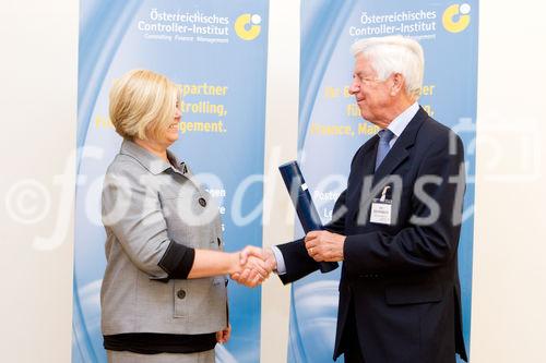 (c) fotodienst / Anna Rauchenberger - Wien, am 13.10.2010 - Der zweitägige österreichische NPO-Kongress begann am 13. Oktober im Tagungszentrum des Schlosses Schönbrunn. Zum Ausklang des ersten Kongress-Tages sind mehr als 50 Controllerdiplome an Absolventen verliehen worden, Karin Bauer, Redakteurin des Standards, moderierte ein Podiumsgespräch zum Thema 'Mut braucht jeder'.