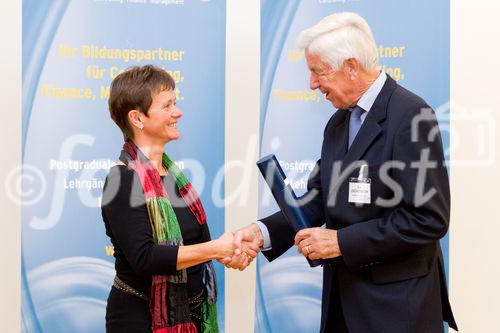 (c) fotodienst / Anna Rauchenberger - Wien, am 13.10.2010 - Der zweitägige österreichische NPO-Kongress begann am 13. Oktober im Tagungszentrum des Schlosses Schönbrunn. Zum Ausklang des ersten Kongress-Tages sind mehr als 50 Controllerdiplome an Absolventen verliehen worden, Karin Bauer, Redakteurin des Standards, moderierte ein Podiumsgespräch zum Thema 'Mut braucht jeder'.