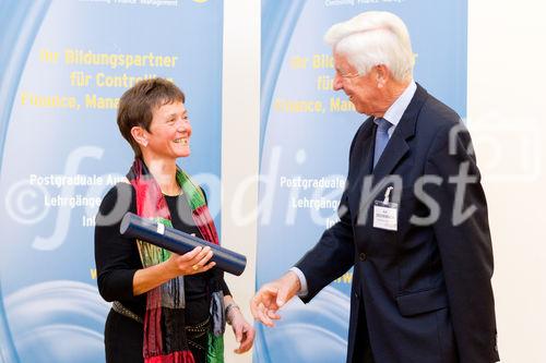 (c) fotodienst / Anna Rauchenberger - Wien, am 13.10.2010 - Der zweitägige österreichische NPO-Kongress begann am 13. Oktober im Tagungszentrum des Schlosses Schönbrunn. Zum Ausklang des ersten Kongress-Tages sind mehr als 50 Controllerdiplome an Absolventen verliehen worden, Karin Bauer, Redakteurin des Standards, moderierte ein Podiumsgespräch zum Thema 'Mut braucht jeder'.