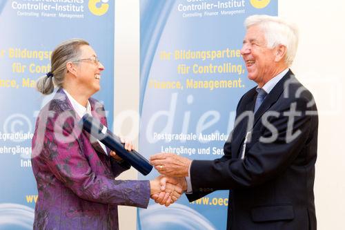 (c) fotodienst / Anna Rauchenberger - Wien, am 13.10.2010 - Der zweitägige österreichische NPO-Kongress begann am 13. Oktober im Tagungszentrum des Schlosses Schönbrunn. Zum Ausklang des ersten Kongress-Tages sind mehr als 50 Controllerdiplome an Absolventen verliehen worden, Karin Bauer, Redakteurin des Standards, moderierte ein Podiumsgespräch zum Thema 'Mut braucht jeder'.