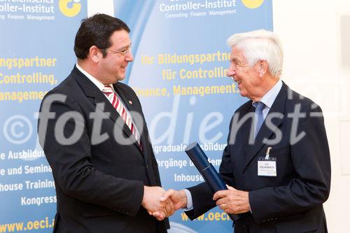 (c) fotodienst / Anna Rauchenberger - Wien, am 13.10.2010 - Der zweitägige österreichische NPO-Kongress begann am 13. Oktober im Tagungszentrum des Schlosses Schönbrunn. Zum Ausklang des ersten Kongress-Tages sind mehr als 50 Controllerdiplome an Absolventen verliehen worden, Karin Bauer, Redakteurin des Standards, moderierte ein Podiumsgespräch zum Thema 'Mut braucht jeder'.