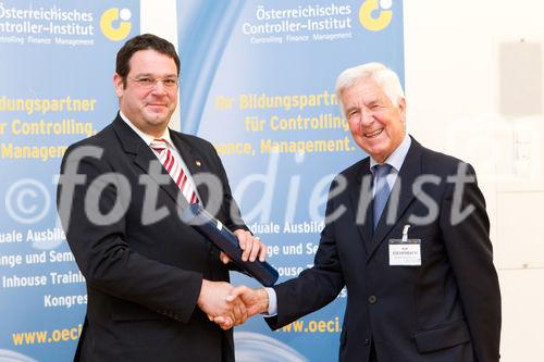 (c) fotodienst / Anna Rauchenberger - Wien, am 13.10.2010 - Der zweitägige österreichische NPO-Kongress begann am 13. Oktober im Tagungszentrum des Schlosses Schönbrunn. Zum Ausklang des ersten Kongress-Tages sind mehr als 50 Controllerdiplome an Absolventen verliehen worden, Karin Bauer, Redakteurin des Standards, moderierte ein Podiumsgespräch zum Thema 'Mut braucht jeder'.