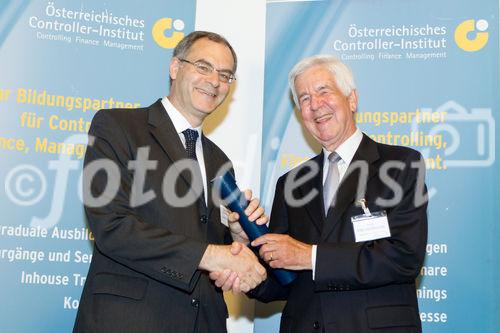  (c) fotodienst/Anna Rauchenberger - Wien, am 09.05.2012 – Heute fand im Zeiss Planetarium im Wiener Prater die Diplomverleihung des Österreichischen Controller-Instituts statt. Im Anschluss konnte man im Kuppelsaal Interessantes über Sterne, Planeten und unser Sonnensystem erfahren. FOTO Prof. Dr. Rolf Eschenbach (re) überreicht die Diplome an Absolventen verschiedener Lehrgänge: