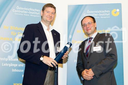  (c) fotodienst/Anna Rauchenberger - Wien, am 09.05.2012 – Heute fand im Zeiss Planetarium im Wiener Prater die Diplomverleihung des Österreichischen Controller-Instituts statt. Im Anschluss konnte man im Kuppelsaal Interessantes über Sterne, Planeten und unser Sonnensystem erfahren. FOTO Dr.  Werner Gedlicka, CPA Manager, KPMG Wien (re) überreicht Diplome an Absolventen: