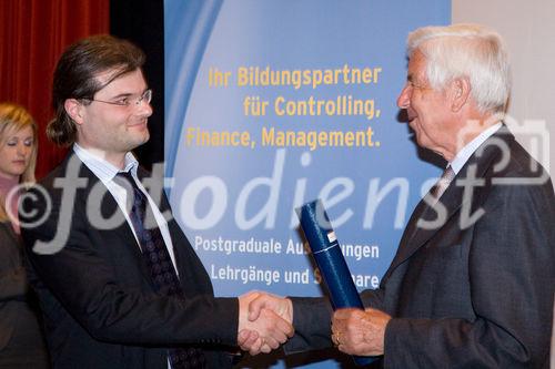 (c) fotodienst / Anna Rauchenberger - Wien, am 27.04.2010 -  Heute lud das Österreichische Controller-Institut zur Verleihung des Controller-Diploms in den Kinosaal der Wiener Urania ein. Zahlreiche Absolventen bekamen ihr Diplom für erfolgreich bestandene Lehrgänge verliehen. Gemeinsam mit ihnen feierten nicht nur Teilnehmer der Business-Intelligente Tagung BARC, die unweit der Urania im stattfand, sondern auch mehr als 100 ehemalige Absolventen des Österreichischen Controller-Instituts, die sich alljährlich zu einem Networking-Event treffen.  FOTO: Rolf Eschenbach, wissenschaftlicher Leiter des Österreichischen Controller-Instituts (re) überreicht das Diplom an eine/n Absolventen/in